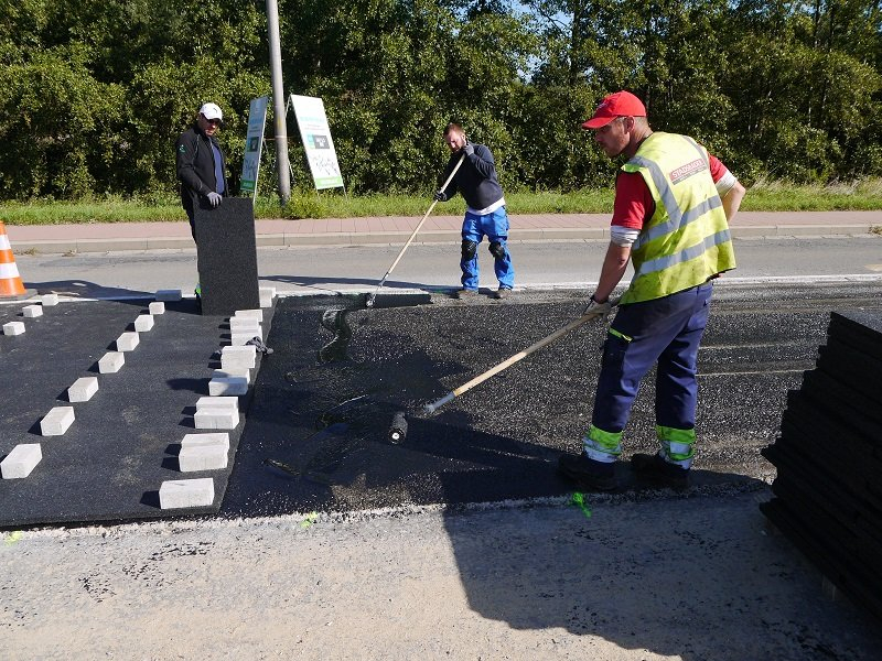 une zone d'essai en PERS de 44 m de long a été aménagée récemment à Gand. Composée de caoutchouc, de pierres et d'un liant, elle doit réduire les nuisances sonores de 7 à 12 dB