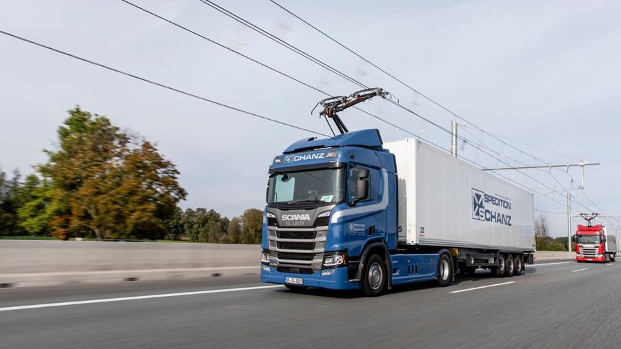 Vrachtwagens onder bovenleidingen op de snelweg