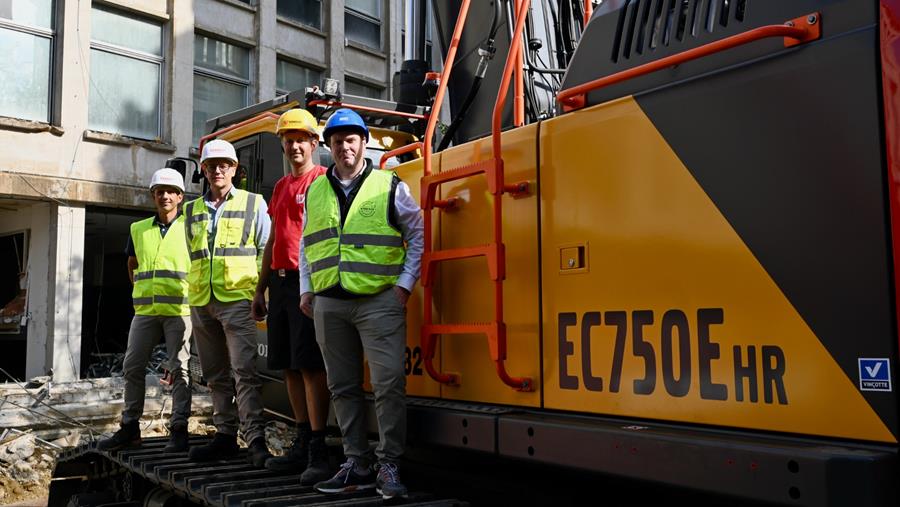 Une machine à grande portée démolit des bâtiments sur le Meir