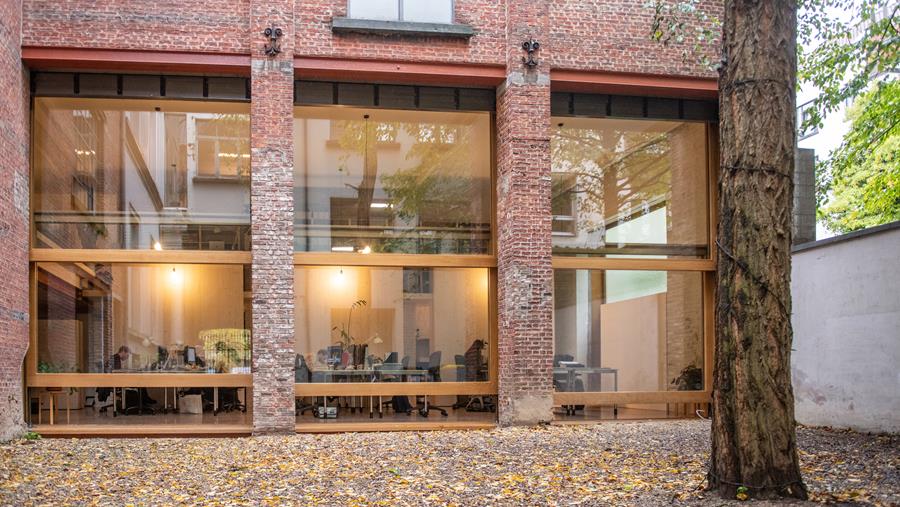 Guillotineraam creëert warmte in industrieel pand