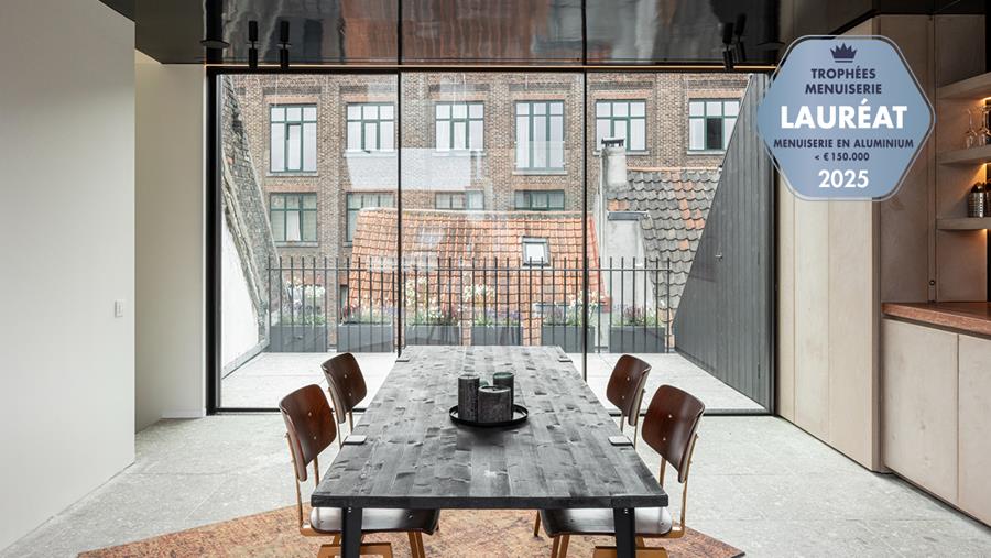 Une architecture lumineuse élégante derrière une maison de maître classique