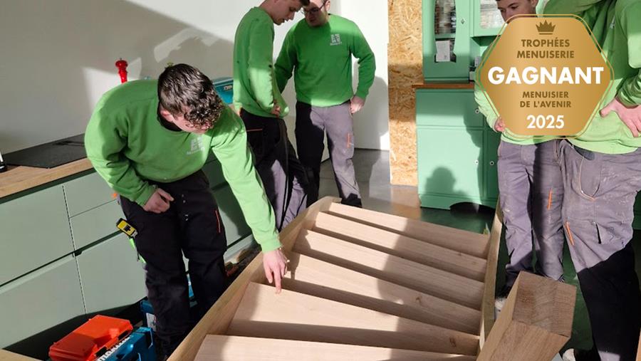 Un escalier en chêne en forme de S comme pièce d'apprentissage technique dans la rénovation d'une ferme