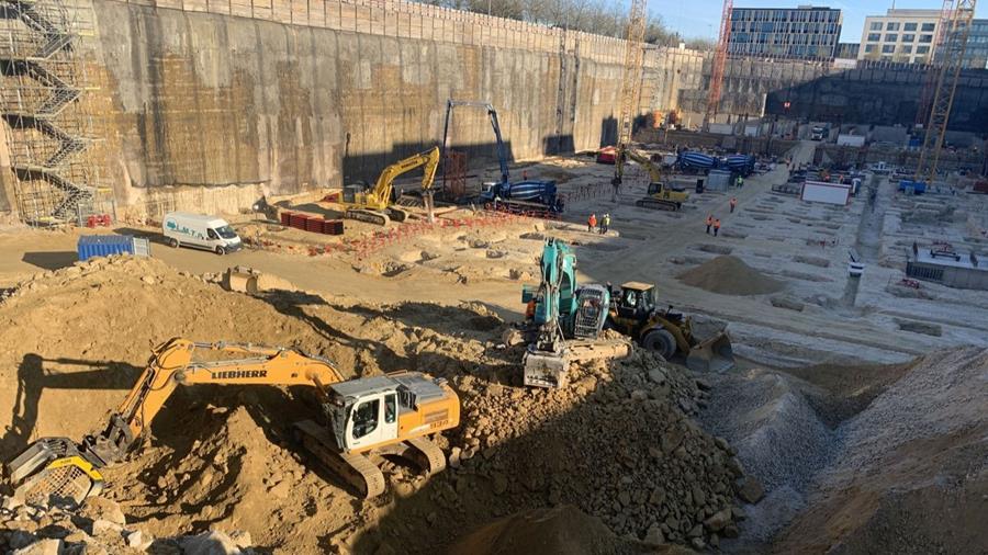 Breekbak en zeefmachine MB Crusher op bouwplaats Europese site luxemburg stad