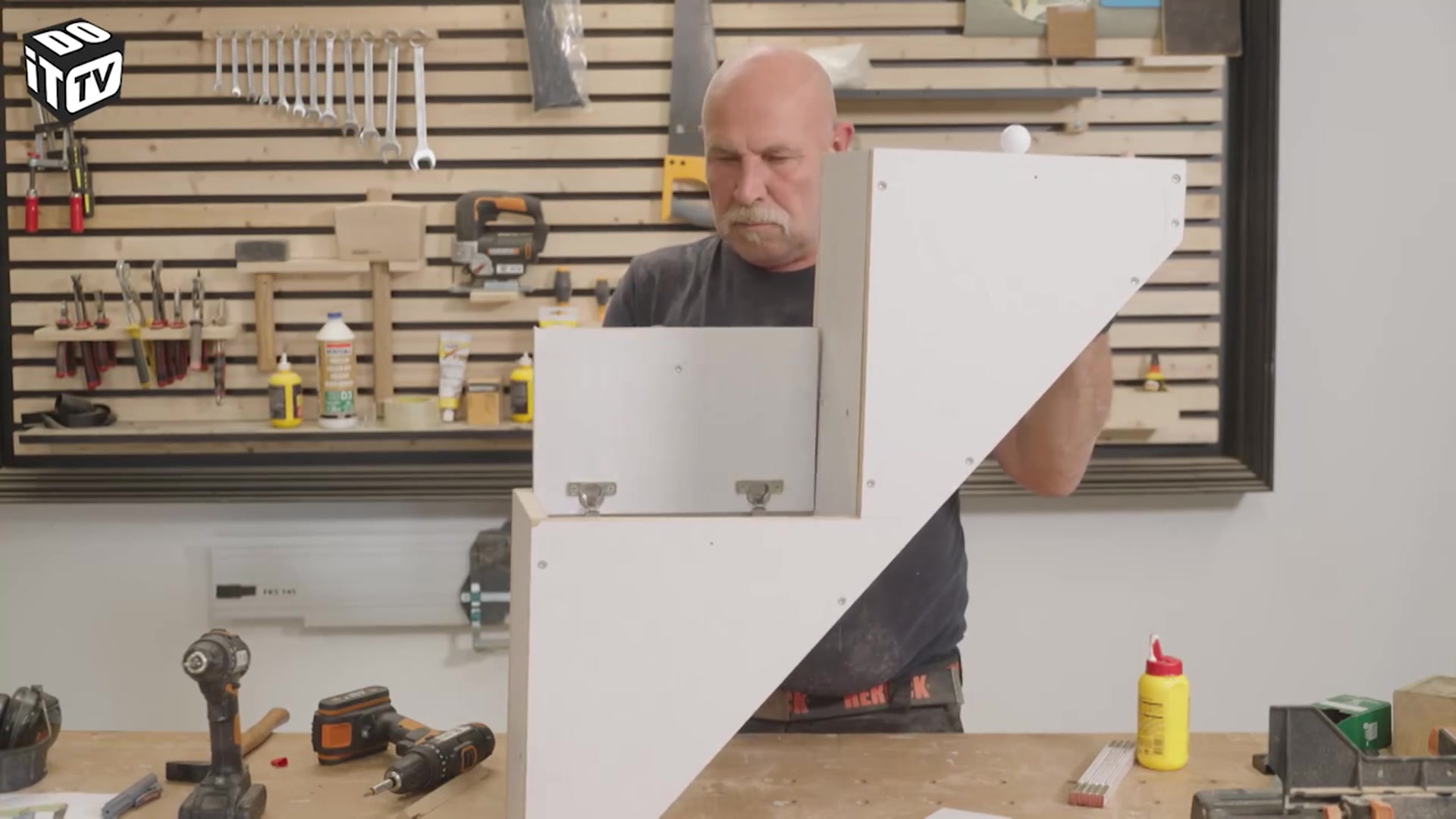 Bureau en bed in één: de onderdelen verbinden (deel 1)