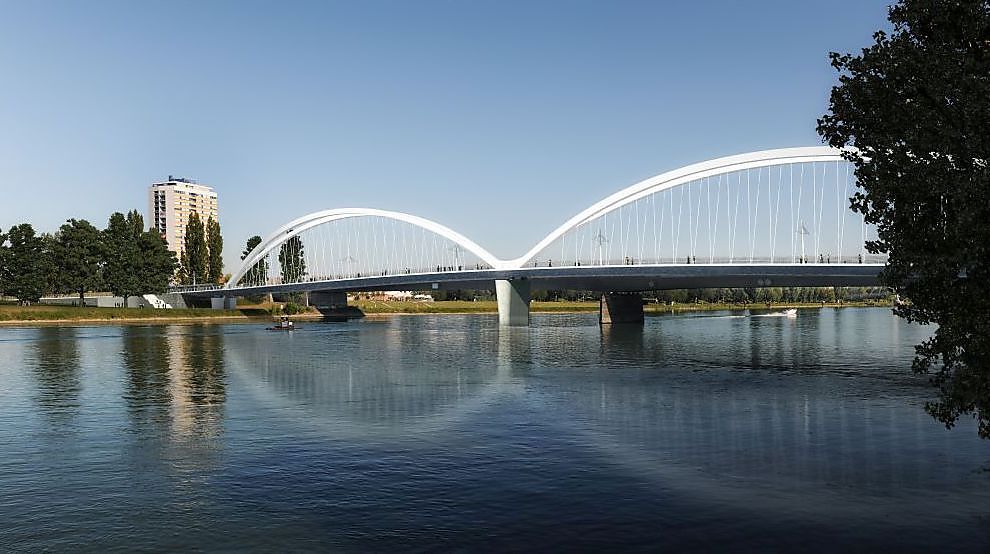 Opening Belgische brug in Straatsburg