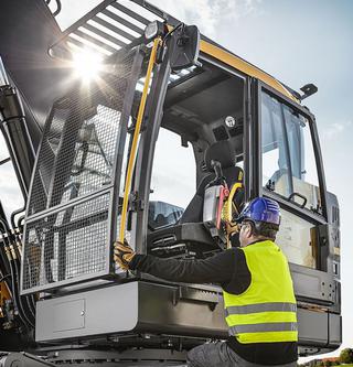 Cabine met extra bescherming, ergonomische stoel en bediening met joysticks Cabine met extra bescherming, ergonomische stoel en bediening met joysticks