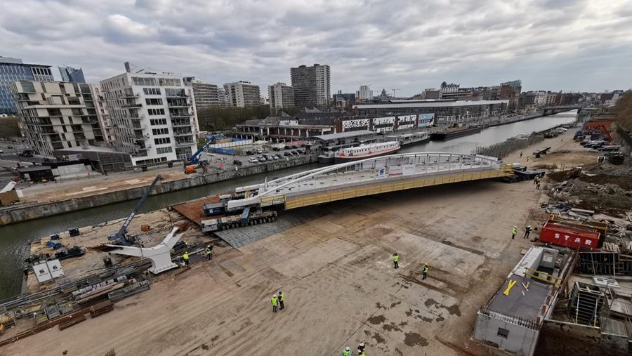 Centrale brugdek van Suzan Danielbrug over het kanaal Antwerpen-Brussel-Charleroi geplaatst