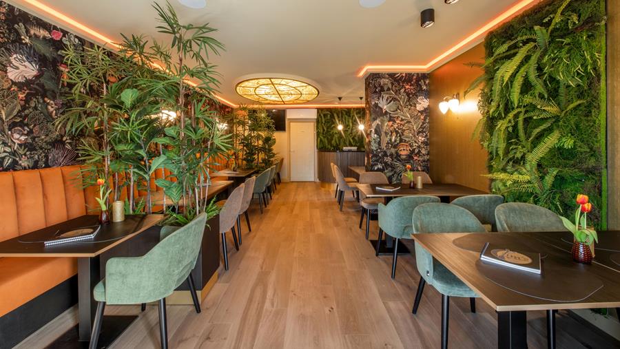 La brasserie séduit toutes les générations grâce à son choix de papiers peints