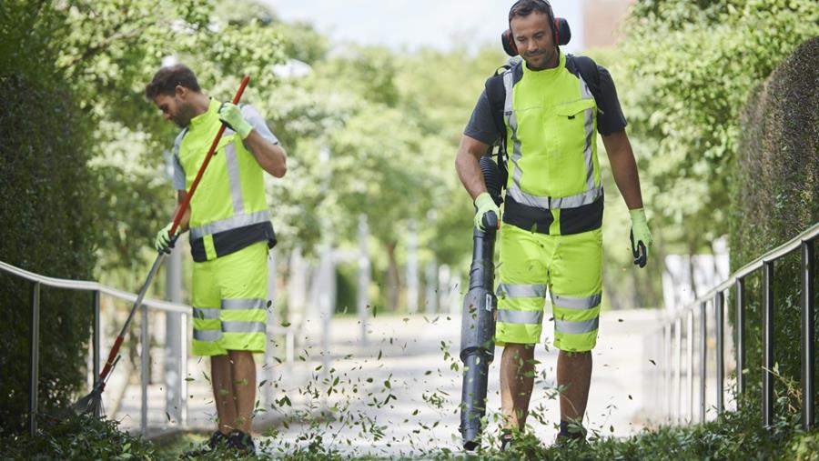 Des T-shirts et des shorts de travail pour l'été