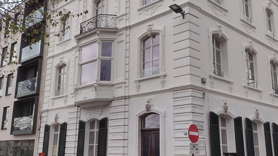Façade classée avec de nombreuses moulures et ornements restaurée à l'identique