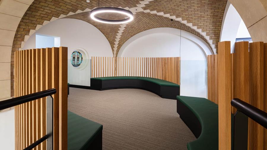 Wycor réalise un mobilier de bureau unique pour le Regina Caeli Lyceum à Dilbeek