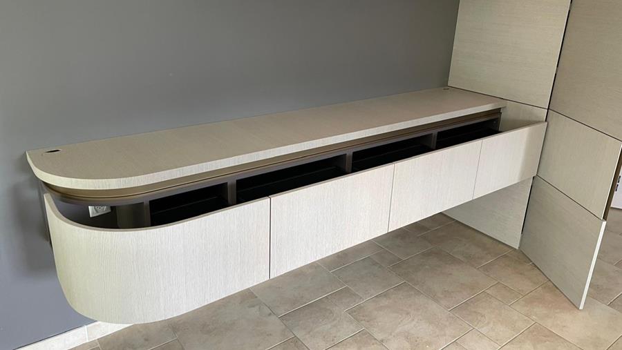 Les armoires sur mesure à hauteur de plafond offrent un maximum de rangement