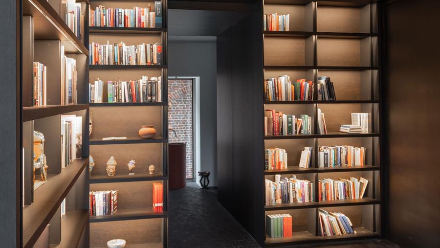 Bibliotheek met verborgen deur als technisch hoogstandje