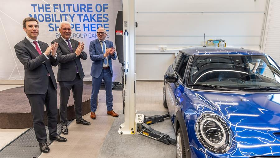 BMW remet 13 voitures à des écoles techniques