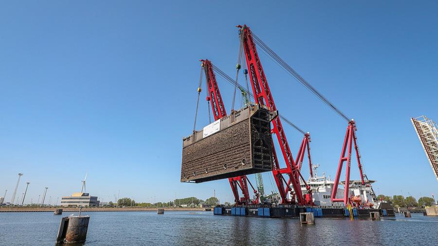 Tweede sluisdeur uit Zeebrugse Pierre Vandammesluis gehesen voor renovatie